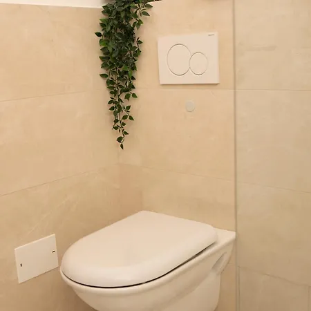 Luxury Res - With Parking Apartment *
